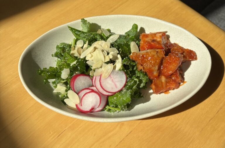 前の日の残りの唐揚げと合わせて一人ランチ