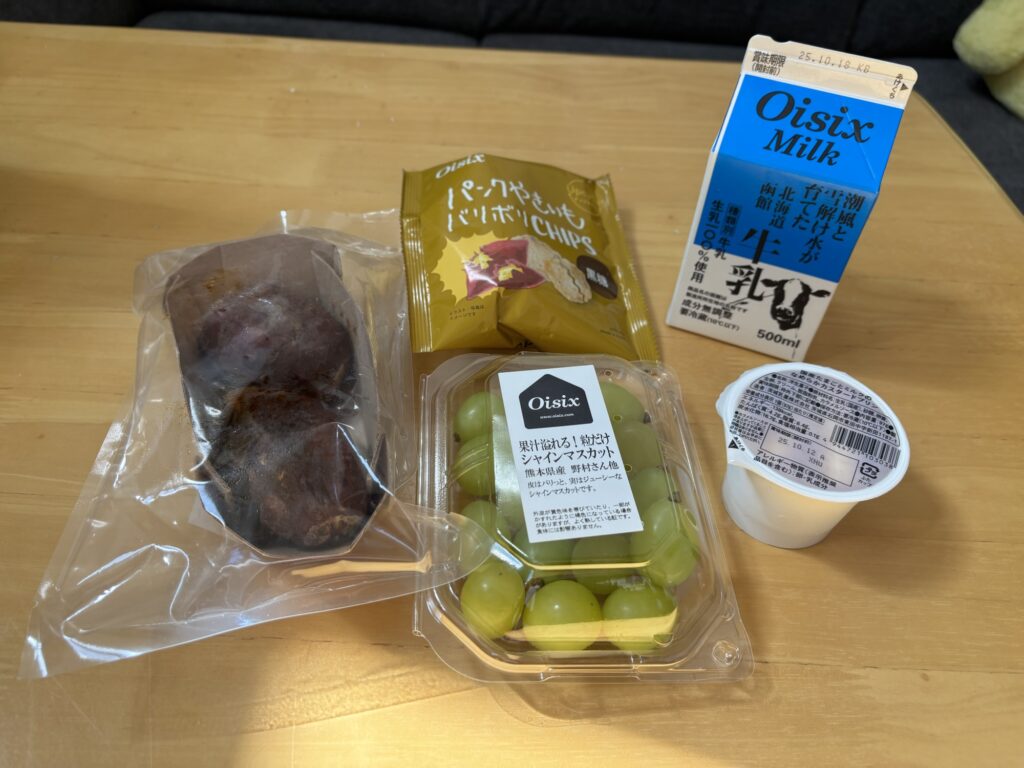 オイシックスのお試しセットに入っていた冷やして食べる焼き芋、サツマイモチップス、牛乳、シャインマスカット